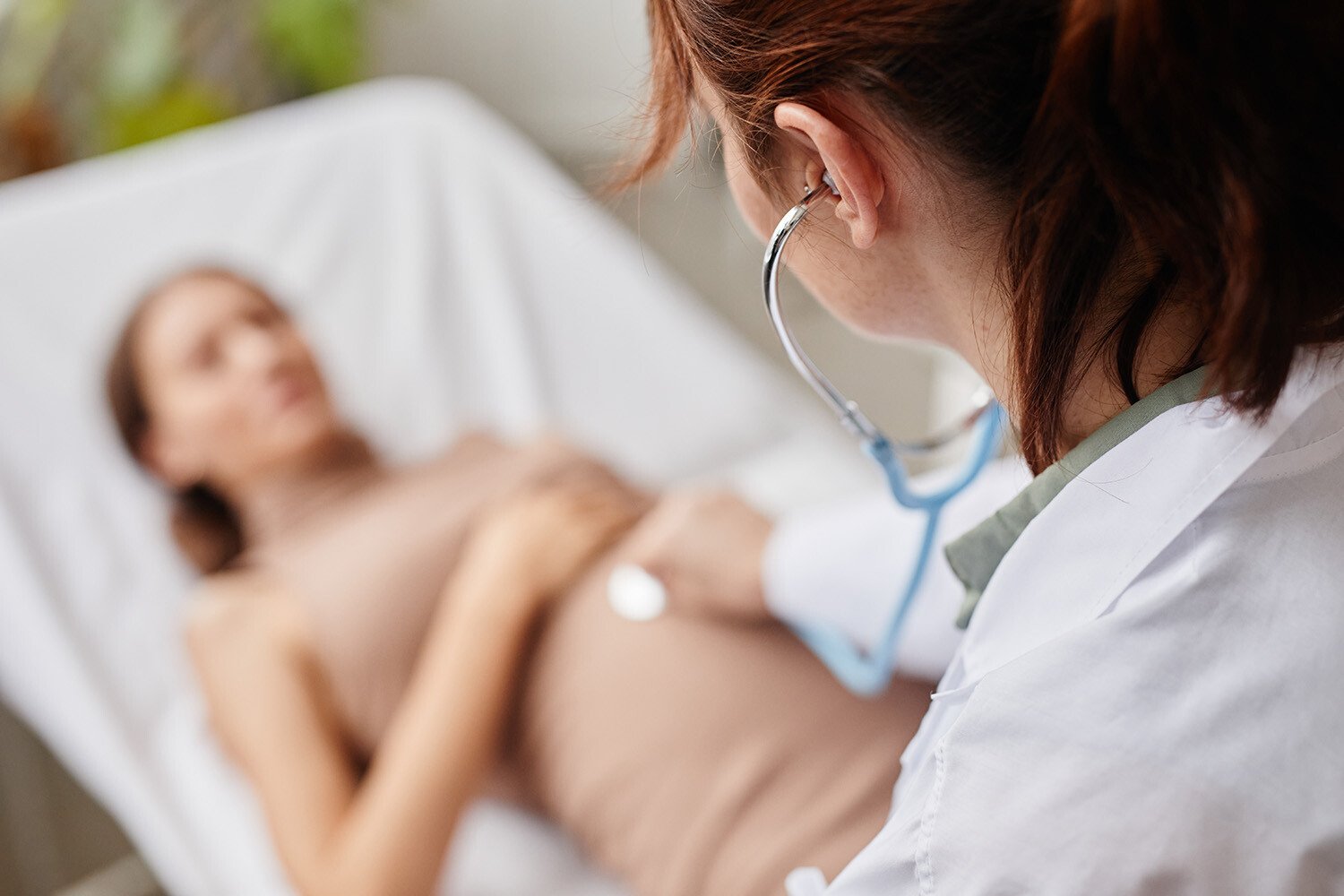 doctor-checking-pregnant-patient