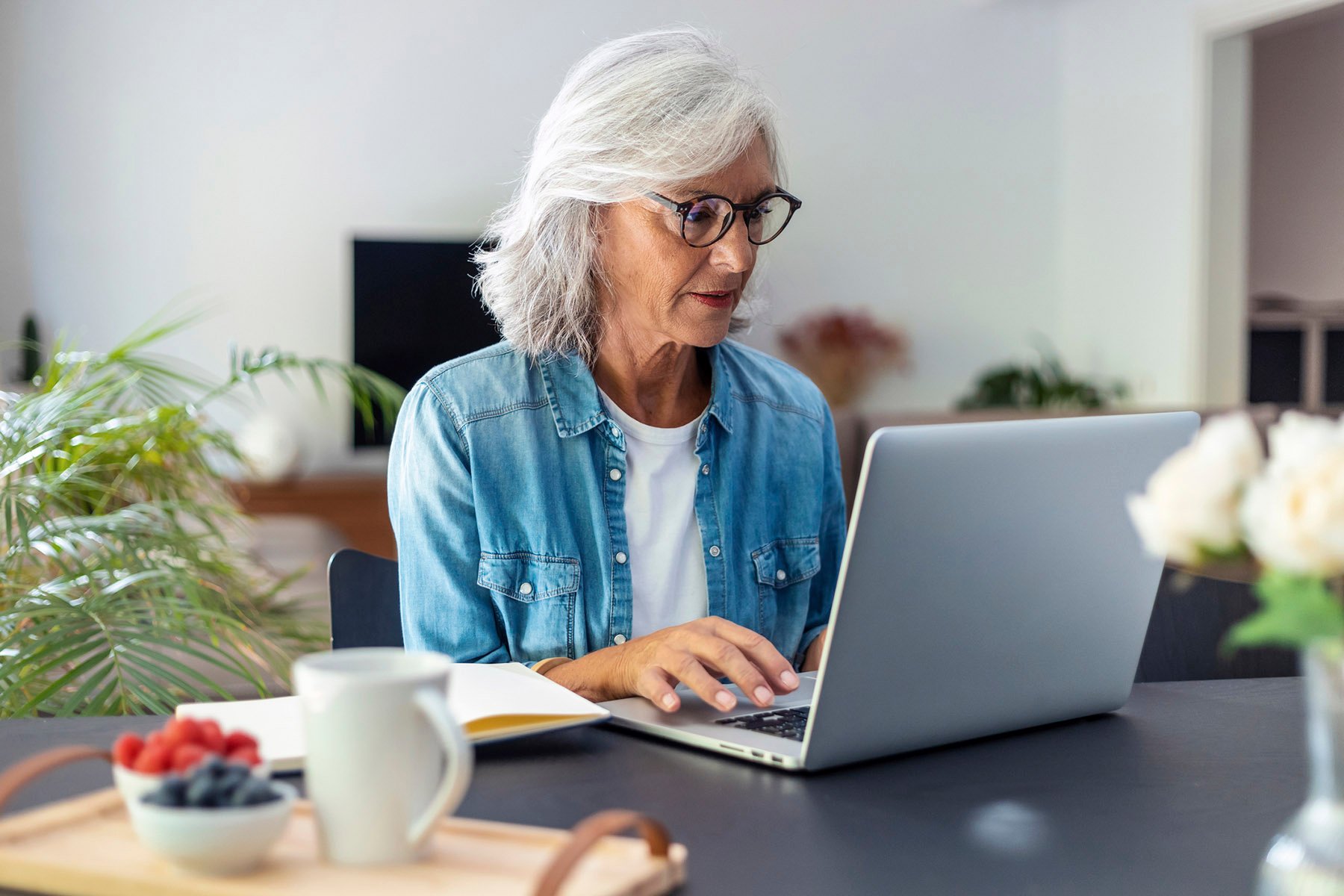 old-woman-using-pc