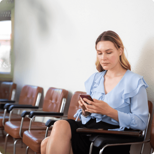 woman-mobile-waiting-room-1480405171@2x